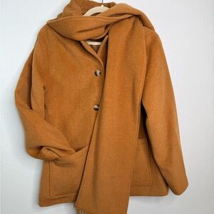 NWOT AQUA Bloomingdale’s Carmel Jacket Scarf w/fringe design. Size Small